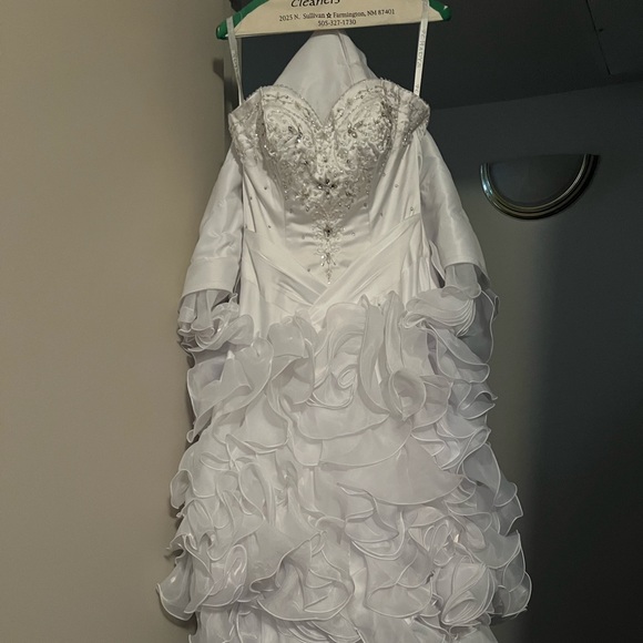 Wedding Dress with matching shoulder cover - size 8 - Picture 2 of 6